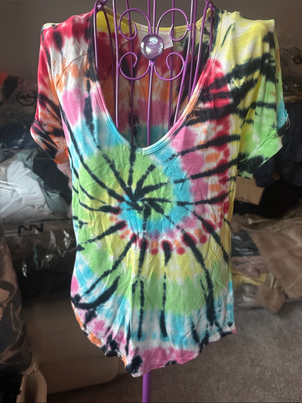 No Boundaries Women's Short Sleeve Tie-Dye V-Neck Top in Multicolor